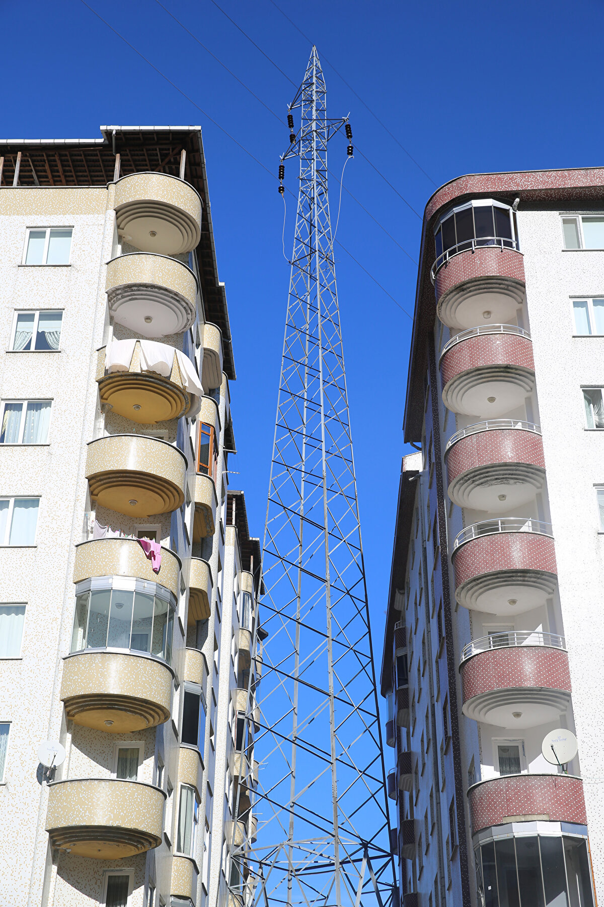 Bölgeye yıldırım isabet etmesiyle çevredeki araç ve iş yerlerine hasar veren direğin kaldırılması için acele kamulaştırma kararı alındı. Harekete geçen ekipler, güvenlik tedbiri alıp, vinçle direğin sökümüne başladı.<br>