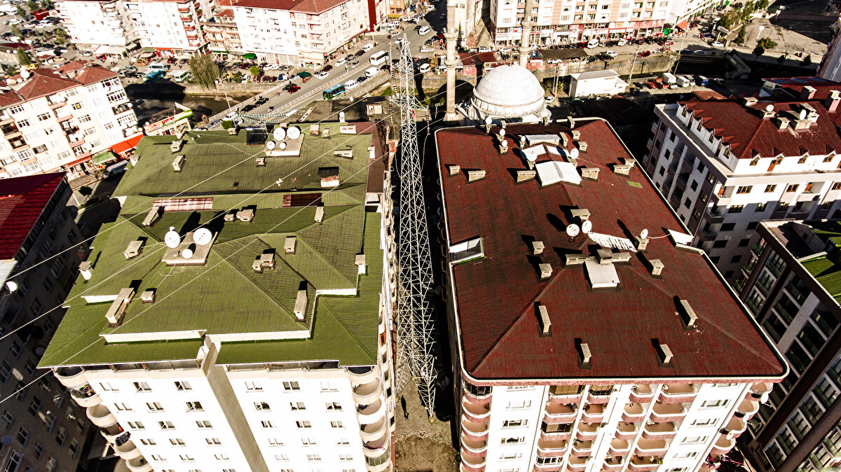 Bloklar arasında kalıp, zamanla korkuya neden olan 40 metrelik yüksek gerilim hattının kaldırılması için imza toplayan bina sakinleri, ilgili kurumlara başvuruda bulundu; ancak sonuç alamadı.<br>