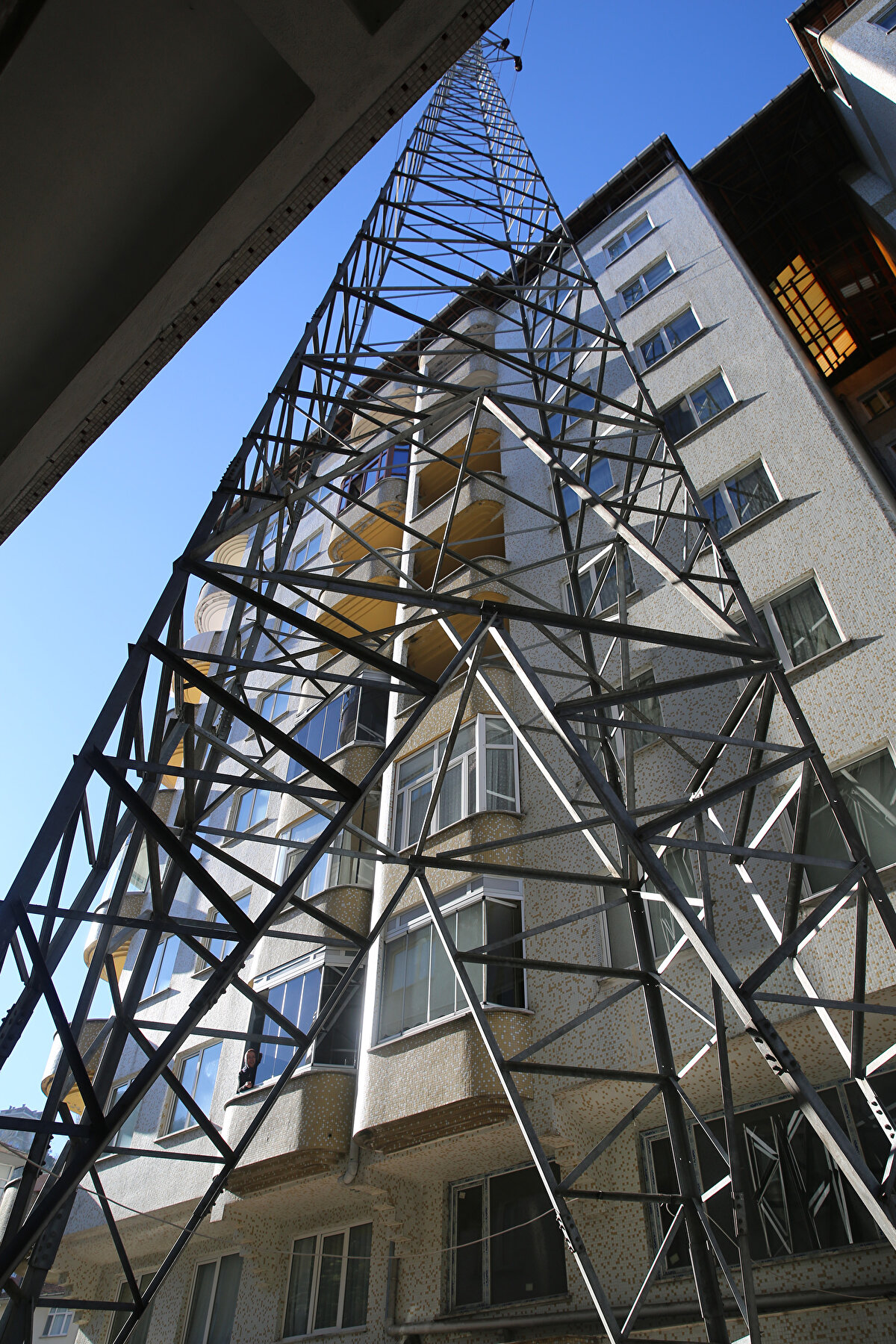 Direk, bulunduğu yerden parçalar halinde kaldırıldı. Bina sakinleri, direğin kaldırılmasında katkı sunanlara teşekkür etti.