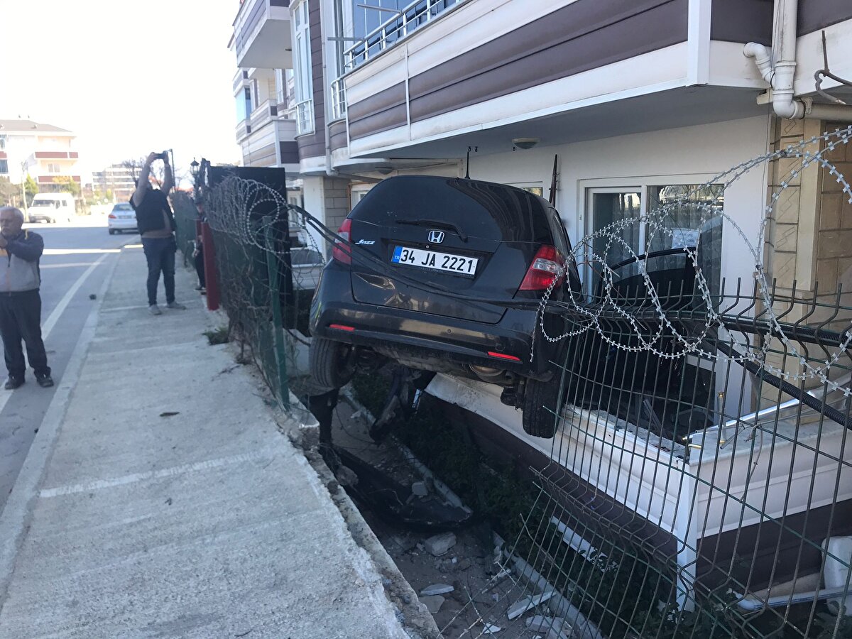 Yol ile balkon arasında askıda kalan otomobilin sürücü Engin hafif yaralandı. İhbar üzerine kaza yerine polis, itfaiye ve sağlık ekipleri sevk edildi. Selim Engin hastaneye kaldırılarak tedaviye alındı.<br><br>