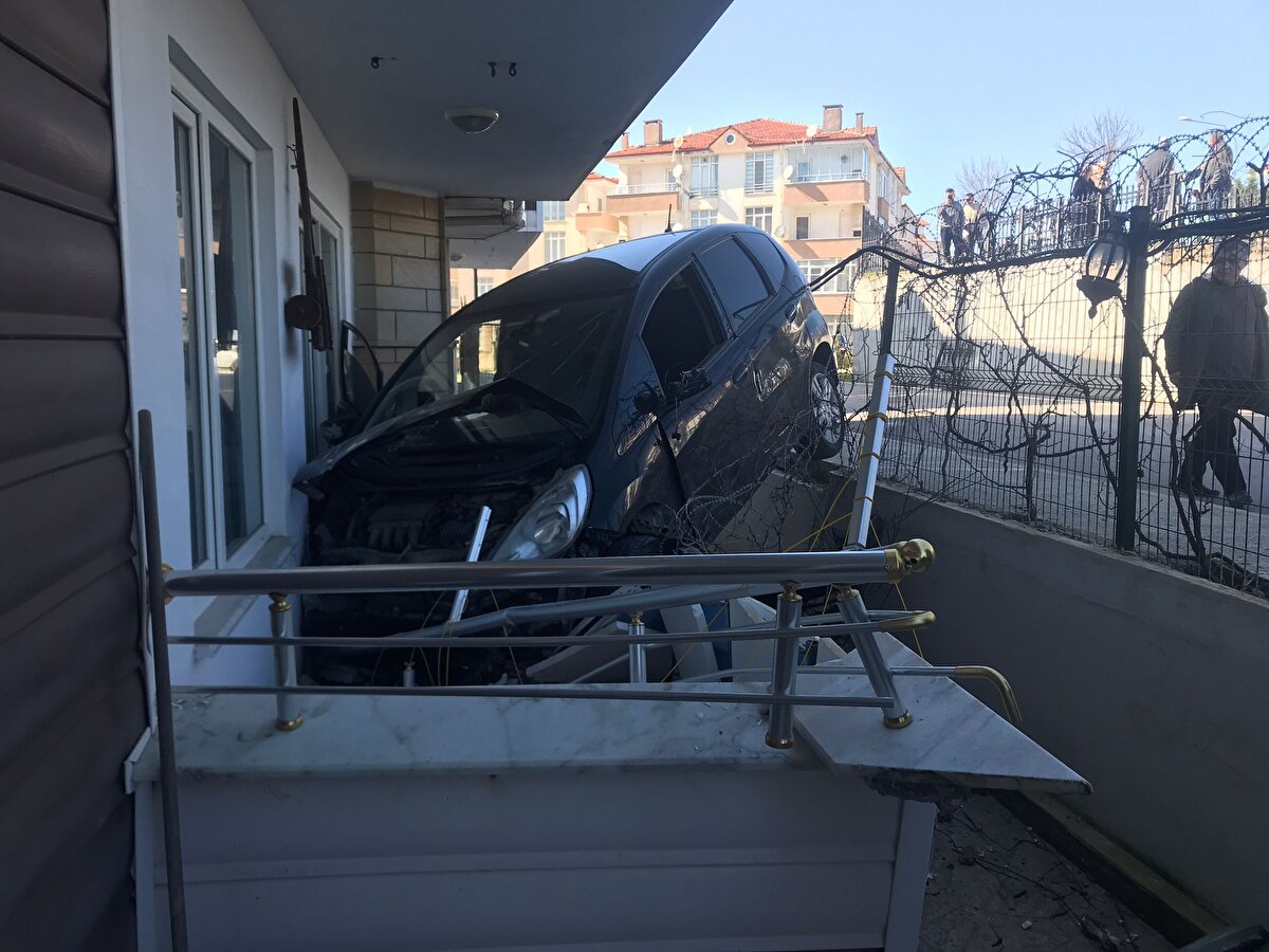 Kaza, öğle saatlerinde, Karasu ilçesi Aziziye Mahallesi’nde meydana geldi. Selim Engin’in Lozan Caddesi’nde ilerlerken kontrolünü kaybettiği 34 JA 2221 plakalı otomobil, demir korkulukları yıkarak rampadan Huzur Caddesi’ne uçup, yol kenarındaki bir binanın zemin katındaki dairenin balkonuna girdi.<br><br>