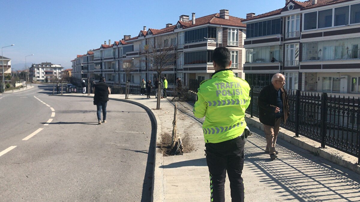 Otomobil ise çekici ile kaldırıldı. Kazada, balkonla apartmanın çevresindeki tel çitler de hasar gördü.<br><br>