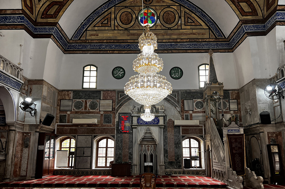 Yeşil kubbesiyle hemen fark edilen ve ana mekânı kare şeklinde olan cami; muntazam kesme taş örgülü dış cephesindeki sivri kemerleri ve sütunları ve son cemaat mahallinin üstünü kapatan 5 küçük kubbesi ile zarif bir görünüme sahip. Son cemaat yerine bitişik, kurşundan külahla inşa edilen ince ve yüksek minaresi de sade görünümüyle bu zarafeti tamamlıyor.