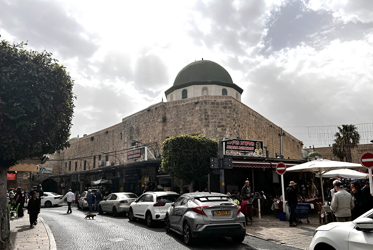 Camide bekçi ve hizmetli olarak çalışan Ahmed Şeabine de camiye Filistinlilerin yanı sıra dünyanın pek çok ülkesinden turistin geldiğini söylüyor. Vakit namazları ile özellikle Ramazan ayında ve Kadir Gecesi'nde Filistin’in dört bir yanından gelen Müslümanlarla caminin dolduğunu belirten Şeabine, “Caminin pek çok yerinin restorasyona ihtiyacı var. Bu nedenle bağış topluyoruz.” diyor.