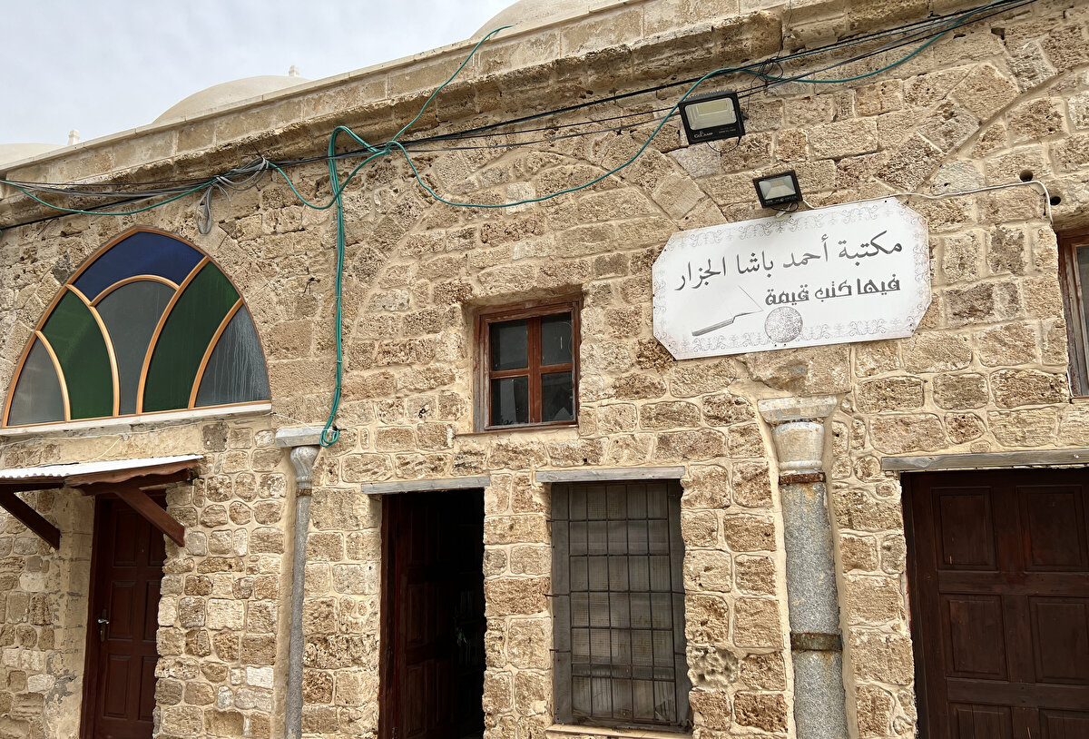 Fransız İhtilâli’nin üzerinden henüz on sene geçmemişken, Napolyon Bonapart, Osmanlı Devleti idaresindeki Mısır’ı işgale girişti. Komutasındaki yirmi beş bin askerle 1798’de Mısır’a gelen Napolyon’un amacı İngiliz sömürgelerine ulaşan yolları Fransa’nın hâkimiyetine almaktı. Ancak hesapları tutmayan Bonapart, Ebu Kır’da donanmasını kaybederek karaya sığındı. Fransa ile irtibatı kesilen komutan, Mısır’da adeta sıkışıp kaldı. Burada tutunabilmesi için, Suriye’yi elde etmesi gerektiğini düşünen Napolyon, 18 bin kişilik bir ordu ile Şubat 1799’da Suriye üzerine yürüdü.