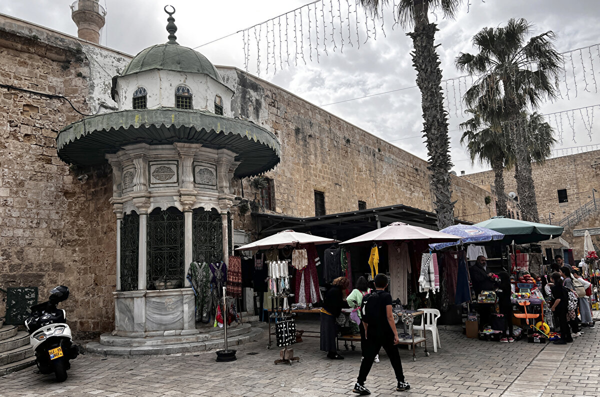 Tarihî Cezzâr Ahmed Paşa Camii, Osmanlı Filistini’nin tarihindeki önemli dönemlere tanıklık etmesi bakımından da önem taşıyor. Caminin adını aldığı Cezzâr Ahmed Paşa, ünlü Fransız komutan Napolyon Bonapart’ın adı söylenince, çoğu kaynaklarda ihmal edilse de özellikle Türklerin aklına gelmesi gereken ikinci bir isim. <br><br>Cezzâr Ahmed de aslında Napolyon gibi bir Avrupalıydı. Bosna’da 1724 ile 1734 yılları arasında doğduğu tahmin edilen Cezzâr Ahmed, 80 yıllık ömrünün 50 yılını Osmanlı Devleti’nin güney sınırlarını oluşturan Mısır ve özellikle bugünkü Suriye, Lübnan ve Filistin topraklarında geçirdi. Kaptan-ı Derya Cezayirli Hasan Paşa’nın güvenini kazanan Cezzâr Ahmed, 1775’te Lübnan’ın güneyindeki Sayda’nın valisi oldu, 1780’te Şam Valiliğine terfi etti. Cezzar Ahmed, bu görevleri döneminde Akka’yı merkez edinerek kenti istihkam etti, hatta bir donanma bile oluşturdu.