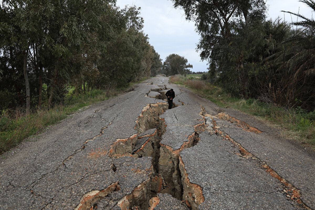 Tarım arazileri ile Asi Nehri arasında kalan yolda da bir insanın girebileceği boyutta boşluklar meydana geldi. Yolun bazı noktalarının yarıldığı, bazı noktalarının ise tamamen parçalandığı görüldü. Ekipler, araç trafiğine de kapanan yolu yeniden açmak için çalışma başlattı.