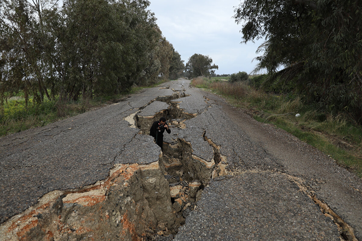 Hatay'ın Samandağ ilçesindeki bazı yollarda, depremler nedeniyle metrelerce yarıklar oluştu. Bir insanın girebileceği boyutta boşlukların olduğu yollar yakından görüntülendi.