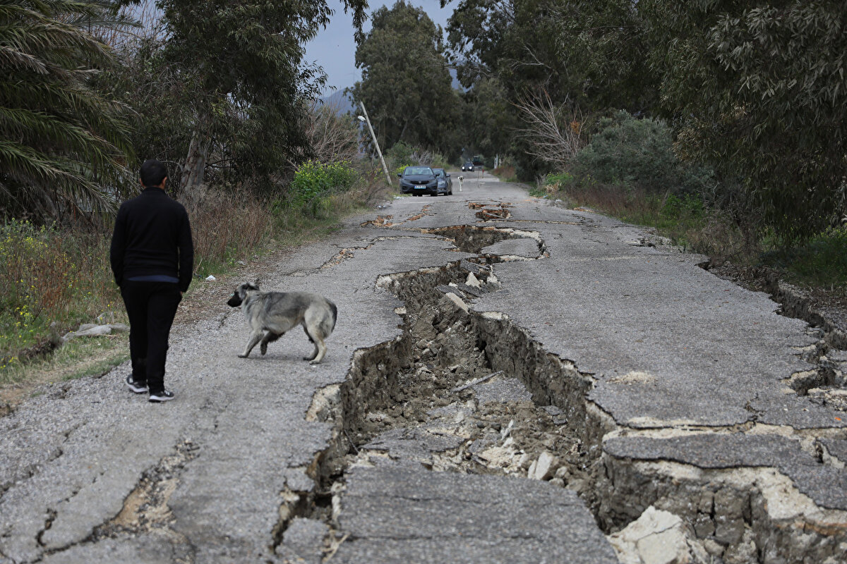 Türkiye'yi sarsan iki büyük depremin ardından 48 binden fazla kişi, hayatını kaybetti. Deprem felaketinin en çok etkilediği kentlerden biri de Hatay oldu. Kent genelinde binlerce bina yıkıldı, başta köprü bağlantıları olmak üzere ana ve ara yollar hasar gördü.