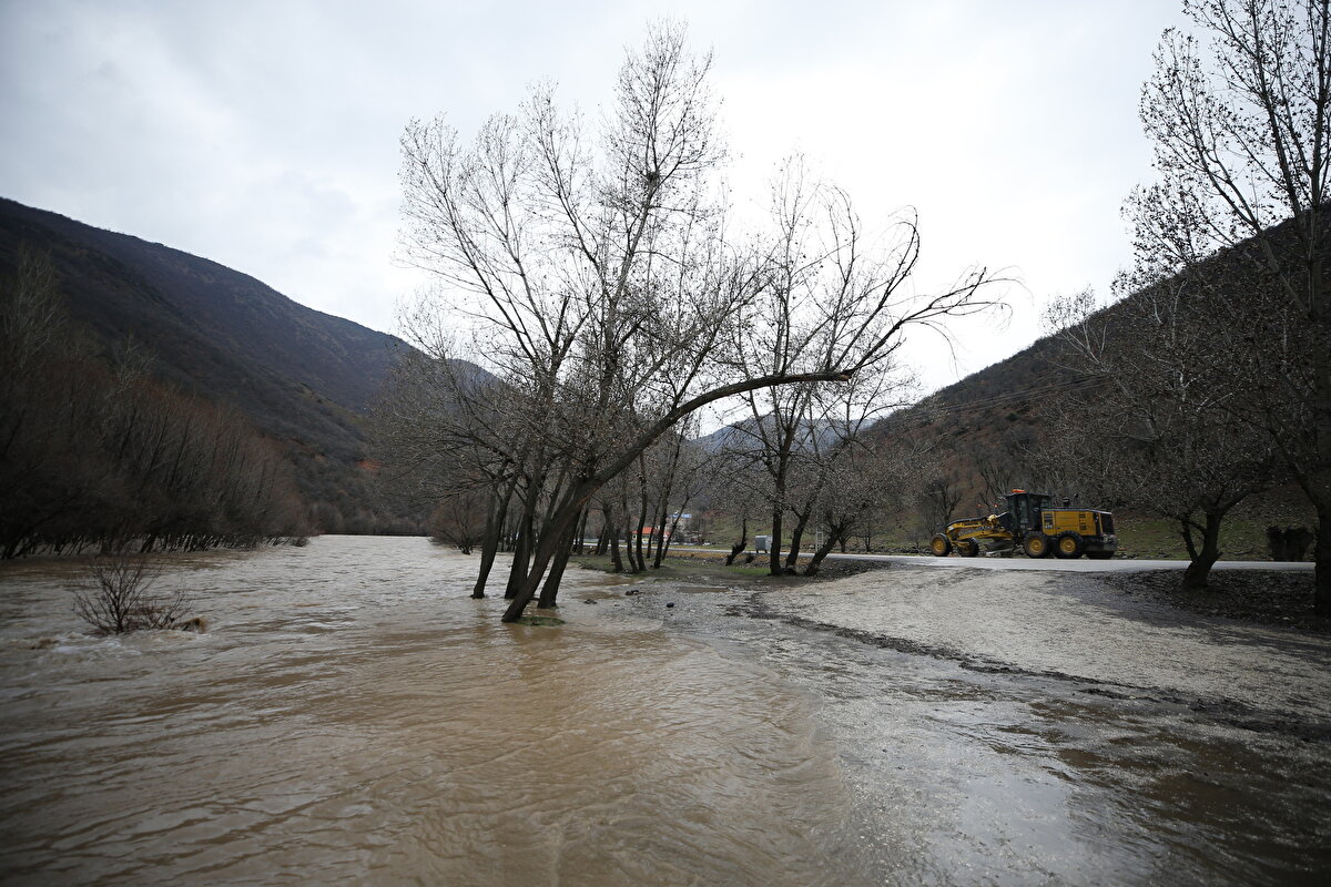 Kent genelinde bir süredir etkili olan sağanak, günlük yaşamı ve ulaşımı zorlaştırdı.