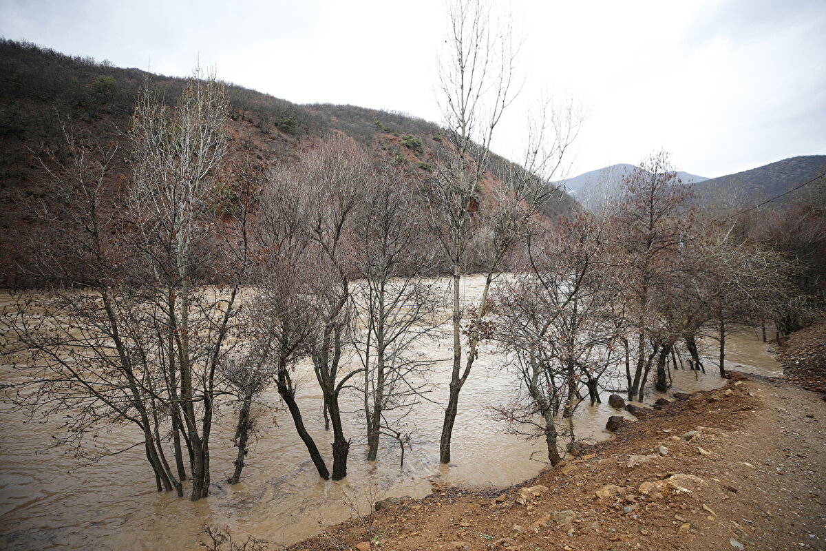Çemişgezek'te bulunan Tağar Çayı ve Kişnikar Şelalesi de yağmur sularıyla coşkun akmaya başladı.
