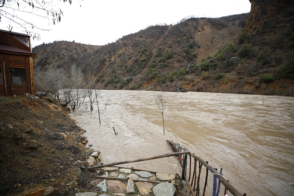 Şiddetli sağanak sebebiyle Tunceli-Ovacık kara yolunda da su göletleri oluştu, sürücüler ilerlemekte zorlandı.<br>