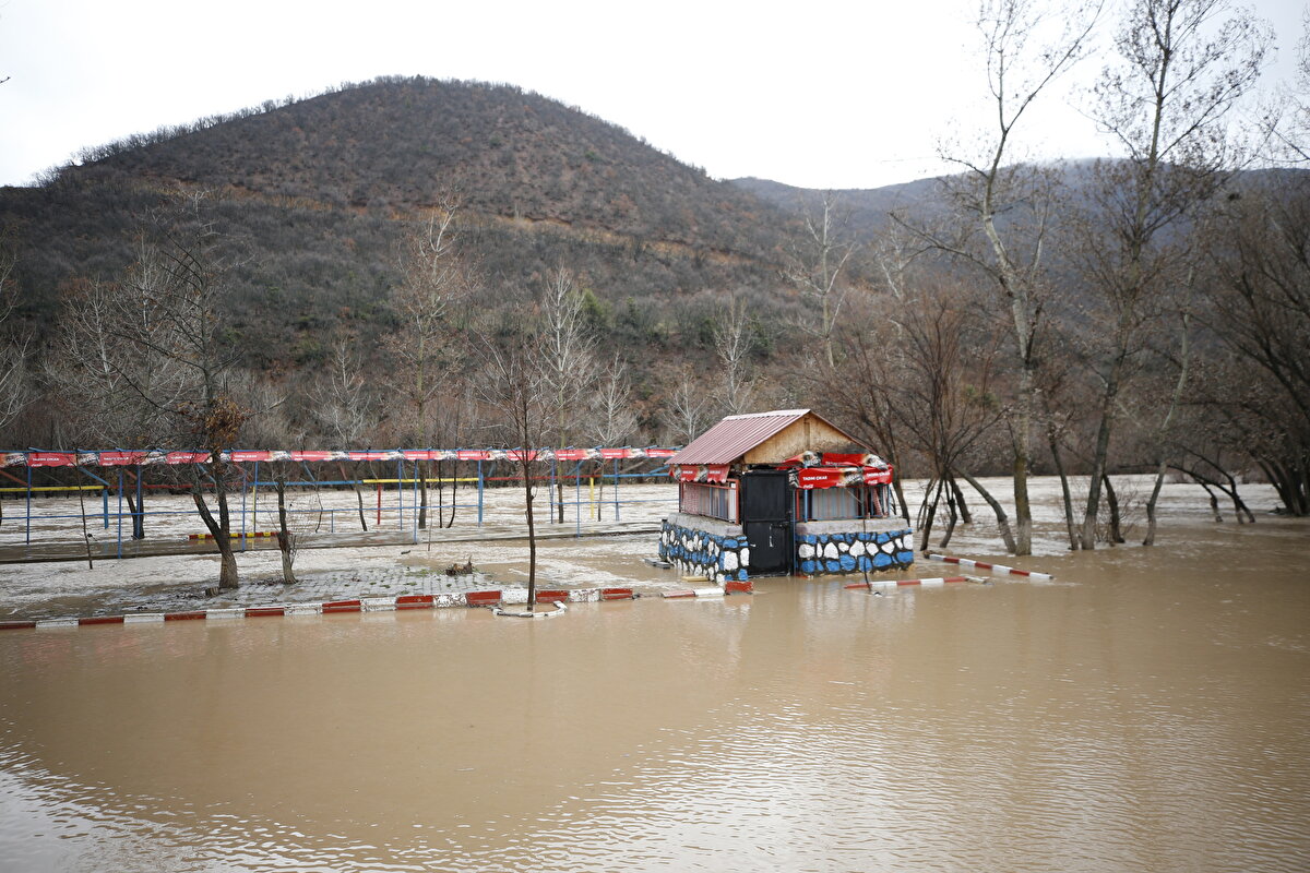 Taşkın nedeniyle kent merkezindeki bazı turistik işletmelerin bahçeleri ve Ovacık ilçesindeki tarım arazileri su altında kaldı.