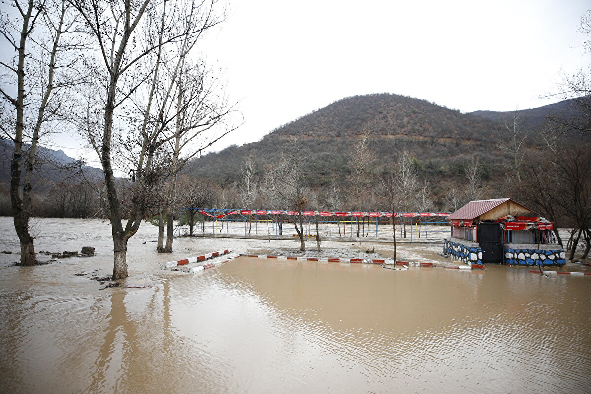 Eriyen kar suları ve yağmurun etkisiyle debisi yükselen Munzur Çayı da geçtiği alanlarda taşkına neden oldu.<br>
