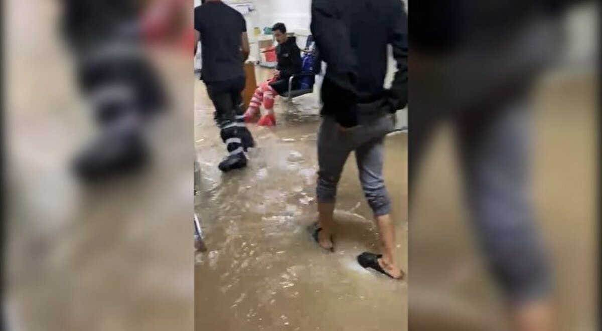 ACİL SERVİSİ SU BASTI HASTALAR ÜST KATLARA TAŞINDI<br><br>Aşırı yağışlar dolayısıyla Şanlıurfa Eğitim ve Araştırma Hastanesi acil servisi de sular altında kaldı. Bunun üzerine acil serviste bulunan hastalar üst katlara taşındı. Hastane personeli acil servisteki suyun boşaltılması için çalışma başlattı.