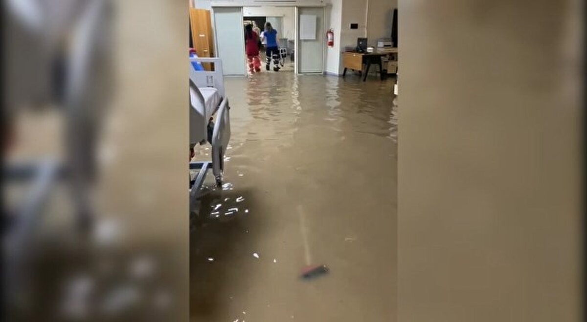 Yağış dolayısıyla birçok ev ve işyeri su altında kaldı. Ev ve işyerlerine giren sular vatandaşlar ve belediye ekiplerince tahliye edildi.