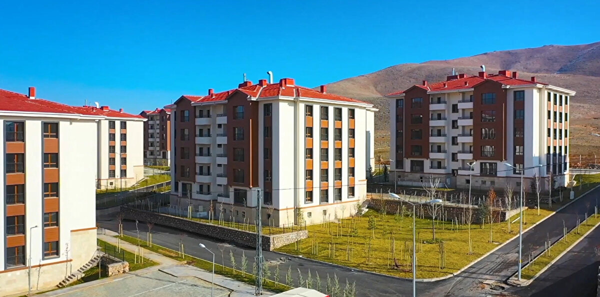 Hükümet 2.5 ay içinde 319 bin konutun yapımını başlatmayı hedefliyor. Deprem bölgesinde toplam 650 bin konut yapılması planlanıyor. Çevre, Şehircilik ve İklim Değişikliği Bakanı Murat Kurum, AK Parti Genel Başkan Yardımcısı Hamza Dağ, İstanbul Milletvekili Tülay Kaynarca, Gaziantep Valisi Davut Gül, Gaziantep Büyükşehir Belediye Başkanı Fatma Şahin, TOKİ Başkanı Ömer Bulut, Gaziantep AFAD Merkezi'nde gazetecilerle sohbet toplantısı düzenledi. AK Parti Genel Başkan Yardımcısı Hamza Dağ, önümüzdeki dönemde yeniden imar ve inşa sürecine odaklanacaklarını belirtti.<br><br>