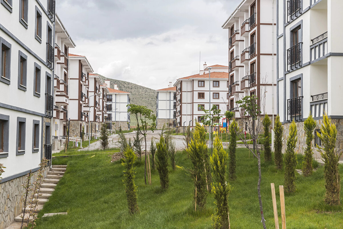 MİLLETİMİZ MÜSTERİH OLSUN<br><br>Rezerv alanlarda yapılacak konutlarla ilgili mikro bölgeleme jeolojik ve zemin etütlerinin yapıldığını, radye temel ve tünel kalıp sistemlerinin kullanıldığını söyleyen Bakan Kurum, artçı depremler devam ederken konut yapılmasının sakıncalı olduğuna dair iddialara da şu yanıtı verdi:<br><br>"Ülkede her yıl binlerce artçı deprem oluyor. Bu depremlerde de inşaatlar yapılıyor. Artçılar devam ederken inşaat yapılmayacaksa hiçbir inşaatın yapılmaması gerekir. Asıl olan doğru zeminde ve doğru şekilde yapmak. Hocalarımız sahada, artçı depremde yapısal hasar olup olmadığına da bakılıyor. TOKİ'nin yaptığı afet konutlarının hepsi ayakta... Birçoğu 1 yıl içinde yapıldı."<br>