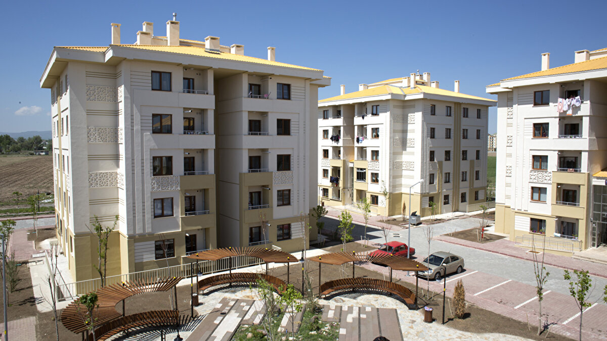 ENKAZ KALDIRMA 3-4 AY SÜRECEK<br><br>Enkaz kaldırma çalışmaları ile illerin master plan ve tasarım çalışmalarının eş zamanlı yürütüleceğini söyleyen Bakan Kurum, "Enkaz kaldırma 3-4 ay sürecek olan yerler var. Buralarda tasarıma uygun yapılaşma da başlayacak" dedi.<br><br>MÜTEAHHİTLERE 240 GÜN SÜRE<br><br>Bakan Murat Kurum, kendileriyle sözleşme imzalayan inşaat firmalarına 240 gün süre koyduklarını belirterek, "Bu da 8 ayda teslim etmeleri anlamına geliyor. Biz daha önceki depremlerin ardından yaptığımız konutları 6 ayda teslim ettik. Burada da 1 yıl içinde vatandaşlarımızın ihtiyacını gidererek konutları inşa edeceğiz" açıklamasında bulundu.<br><br><br>