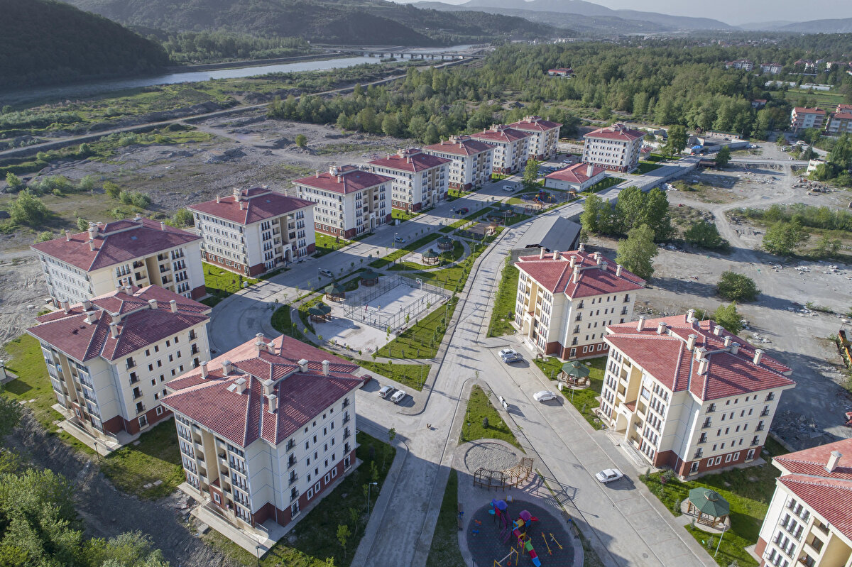 BİTEN KONUT İÇİN KURA<br><br>Afet konutları tamamlandıktan sonra hak sahipliğinin kura çekilerek belirleneceğini anlatan Bakan Kurum, ödemelerle ilgili şunları söyledi: "Yüzde 60'a varan sübvansiyon olan deprem konutlarının altyapı giderlerini devlet karşılıyor. Vatandaşlar konutlara yerleştirildikten sonra 2 yıl ödemesiz, 18 yılda sıfır faizle ödemeler başlayacak. Bedelin yüzde 60'ını da sübvansiyonla devlet karşılamış oluyor."