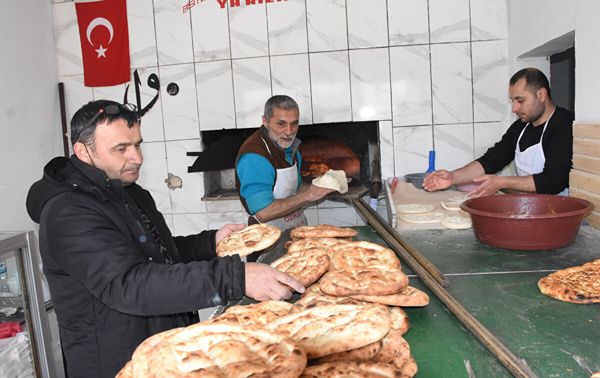 Havuz köyü muhtarı Savaş Atmaca da "Bu fırını deprem olduktan sonra o bölgeye yardım göndermek için tekrar açmıştık. Daha sonra bu depremzede arkadaşlarla tanıştık. Buraya geldiler ve onlara fırını tahsis ettik. Kendileri de sağ olsun, istediğimiz gibi gayet güzel bir ekmek çıkarıyor. Köylülerimiz de çok memnun. Biz de elimizden geldiğince onlar için bir şeyler yapmaya çalışacağız. Burada etli pidemiz, yağlı çöreğimiz, katmerimiz yapılıyor. Ayrıca köylü hamur yoğurup getiriyor, kendi ekmeklerini de yaptırabiliyor. Burası merkezi bir köy olduğu için yakın köylere de haber verdik. Oralara da ekmek servisi yapılacak" dedi. 