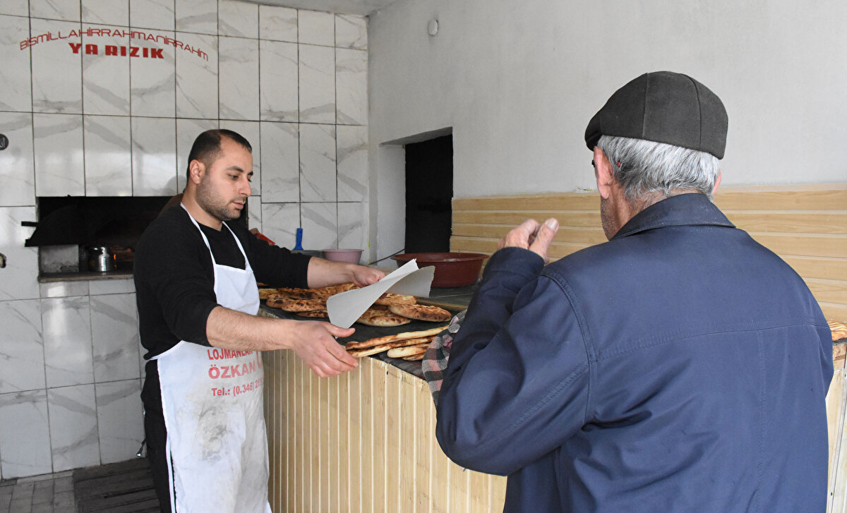 Depremden çok korktuğunu söyleyen Mehmet Uçkun, "Deprem denildiği zaman konuşamıyorum. Fırınımız evlerle beraber çöktü. Ben evimde Elazığ depremi dahil olmak üzere 8 tane deprem atlattım. Yine de çok şükür. Allah ölenlere rahmet eylesin, kalanlara sağlık sıhhat versin. Ben Malatya'da trene bindim, 3 kuruş para almadılar. Nereye gidersem gideyim, para almadılar. Devletimiz var olsun. Nasibimiz buradaymış. Burada bulunan fırın kapalıydı. Bize söylediler, geldik fırını açtık. Köylüler bize ev verdiler, yiyeceğimize kadar getiriyorlar. Allah Havuz köyünden razı olsun, onlara zeval vermesin. Biz depremi yaşadık, Allah bir daha yaşatmasın. Akrabalarımızdan vefat edenler, göçük altında kalanlar, evi yıkılanlar oldu. Şu anda kimse evlerine giremiyor. Herkes bir an önce 'Malatya kalkınsa da memleketimize dönsek' diyor. Çünkü biz orada doğduk, orada büyüdük. 'Deprem' dediklerinde elim, ayağım titriyor" dedi. 