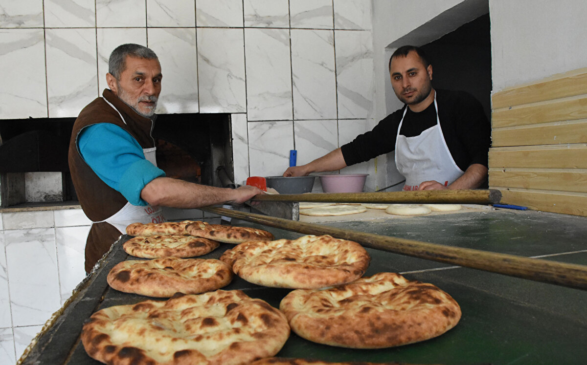 Mehmet Uçkun'un yeğeni Okan Kanıkırmızı, "Depremin ardından Malatya'da 1 hafta kaldık ama yapacak bir şey yoktu. Köy halkı bize burada fırınını açtı, yardımcı oldu. Bir hizmet kapısıdır. İnşallah herkese faydamız olur. Zor bir dönemden geçiyoruz. Allah herkesin yardımcısı olsun. Bu günleri de inşallah hep birlikte atlatacağız. Birçok ev yıkıldı, bizimkiler de ağır hasarlı. İçeri giremiyorduk. 1 hafta, 10 gün kadar çadırlarda kaldık. Allah devletimizden de milletimizden de razı olsun, yardımımıza yetiştiler. Çadırda kaldığımız günlerde tüm ihtiyaçlarımız geliyordu. Burası Havuz köyünde bulunan ve yaklaşık 10 yıldır kapalı olan bir fırındı. Allah nasip ederse çevre köylere de hizmet vereceğiz. Oralara da yaptığımız ekmekleri götüreceğiz. Onlar bize yardımcı oldular, biz de onlar için elimizden ne gelirse buradayız" diye konuştu.
