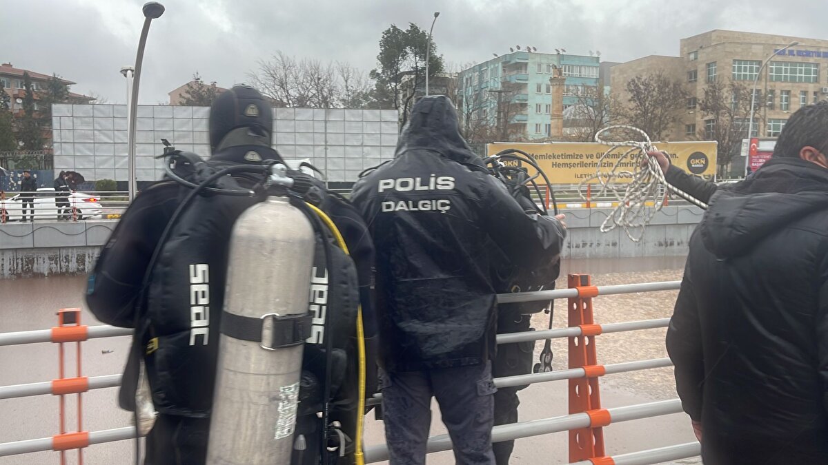 EVLER, ARAÇLAR SULAR ALTINDA KALDI<br><br>Sağanak yağışın etkili olduğu kentte yüzlerce ev ve araç sel suları altında kaldı. Ekili tarlalara zarar geldi. Yaşanan sel baskınlarına karşın vatandaşlar, su basan evlerini kendi imkanlarıyla tahliye etmeye çalıştı.