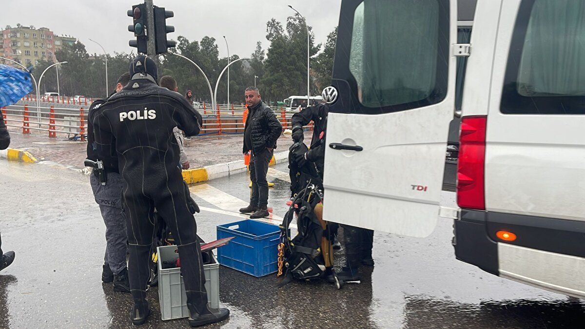 Can pazarının yaşandığı kavşakta 1 kadın ile 1 çocuk son anda vatandaşlar tarafından halat atılarak bulunduğu yerden kurtarıldı.