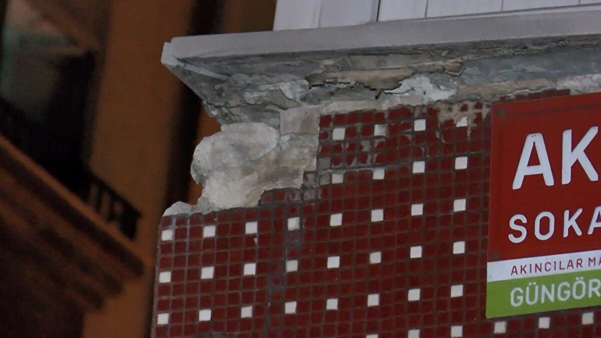 "HERHALDE EV SAHİBİ BOYAYIP VERDİ"<br>Daire sakini Cemal Soysal, "Önceden balkonda çökme vardı, bugün de biraz eğilme oluşmuş. 45 - 50 yıllık bir bina olduğu için binada da çatlaklar var. Bizim pencerenin altında da çatlaklar var. Benim ilk girdiğimde öyle bir şey yoktu, herhalde ev sahibi boyayıp verdi. Balkonu kapatmışlar, herhalde biraz da yük binmiş. Aşağıya doğru bir eğilme oldu" dedi.