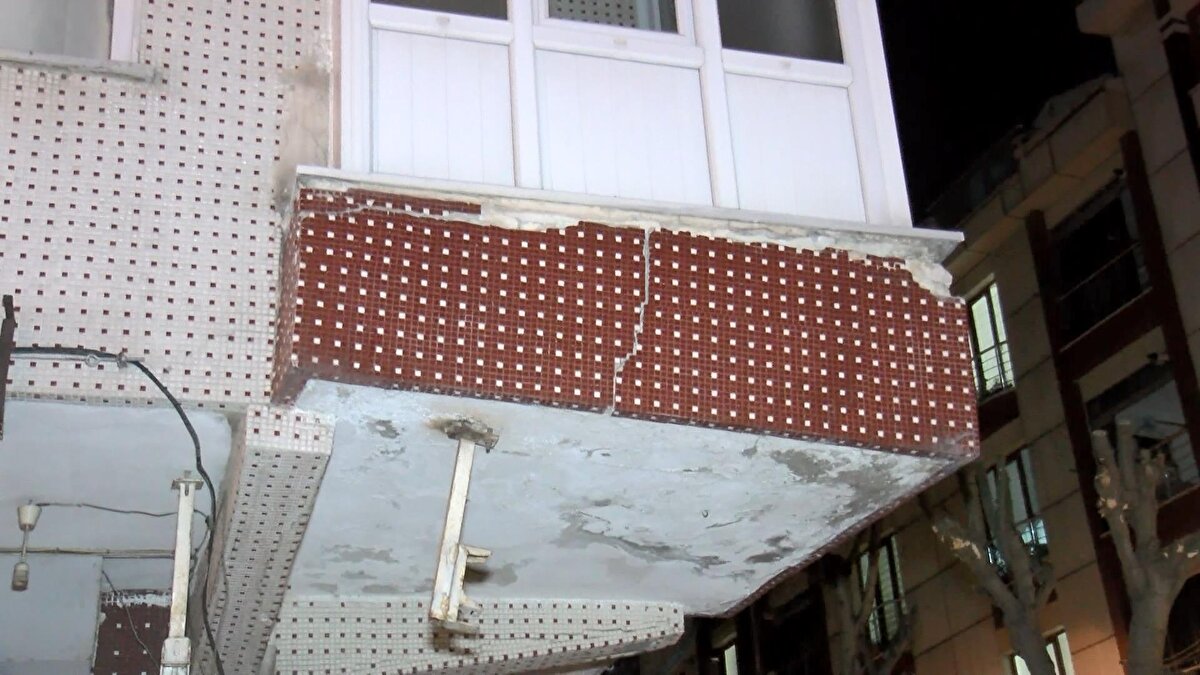 Bu çatlakların büyüdüğünü ve eğimin oluştuğunu fark eden bina sakinleri durumu belediye ekiplerine bildirdi. Ekipler, ilk incelemenin ardından balkonun bulunduğu alana şerit çekerek güvenlik önlemi aldı.