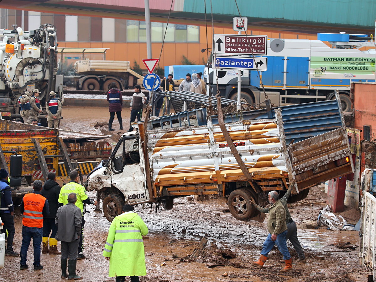 Öte yandan, su tahliyesinin sürdüğü alt geçitte tespit edilen bir otomobilin çıkarılması için de çalışma yapılıyor.<br>