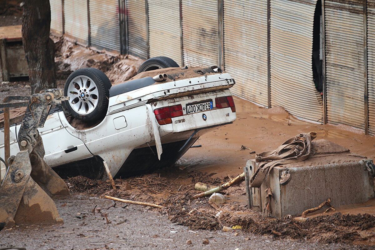 Kentte dün etkili olan sağanağın ardından yaşanan selin etkili olduğu noktalarda arama kurtarma çalışmaları sürüyor.<br>