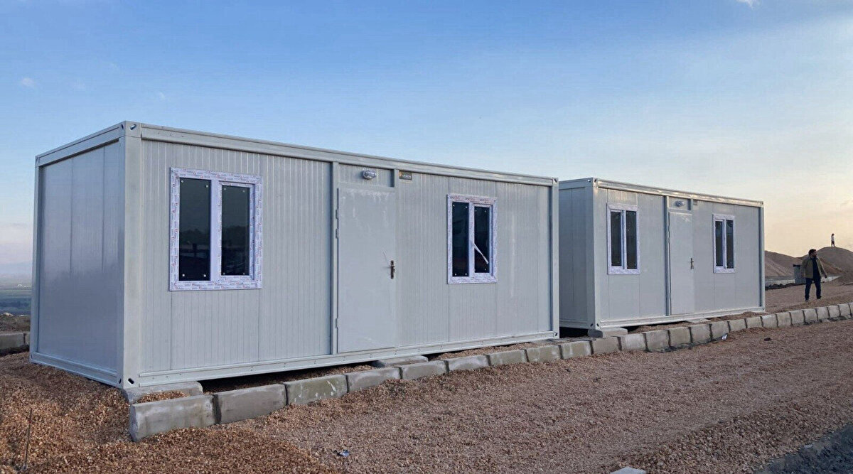 Geçtiğimiz hafta içişleri Bakanı Süleyman Soylu, Hatay Kırıkhan'da Albayrak Grubu'nun yapımına başladığı konteyner kent alanını ziyaret etti. Soylu'nun ziyaretinden iki gün sonra Enerji ve Tabii Kaynaklar Bakanı Fatih Dönmez de alanı ziyaret etti. İki bakan konteyner kent kurulumuyla ilgili bilgi aldı ve depremzedelerin yerleştirdiği konteynerleri gezerek vatandaşlarla sohbet etti. Bunun yanı sıra eski Ulaştırma Bakanı Cahit Turan ve eski Gençlik ve Spor Bakanı Faruk Nafız Özak da konteyner kente ziyarette bulundu.<br>