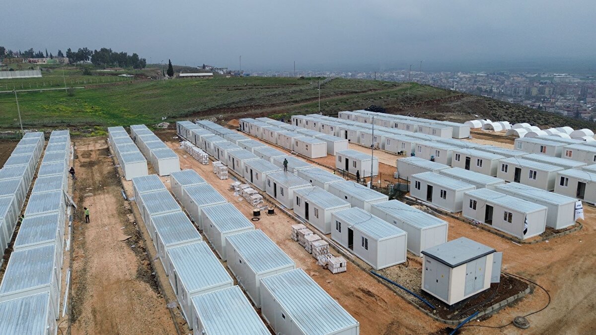 Albayrak Grubu şirketleri de lojistik ve ulaşım desteği sağlıyor. AFAD başta olmak üzere Türk Kızılay ve devletin ilgili birimleriyle koordineli çalışarak bölgeye yardım TIR'ları gönderen şirketten yapılan açıklamada, “Tüm yaralar sarılıncaya kadar durmak yok" denildi