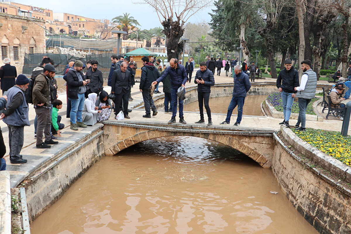 Hayati engel yok<br><br>Balıklıgöl'ün içindeki balıkların sazan familyasına mensup balıklar olduğunu, kirlilik dayanımlarının yüksek olduğunu dile getiren Kılıç, bu tür bulanıklıkların balıklar için hayati tehlike teşkil etmediğini kaydetti.