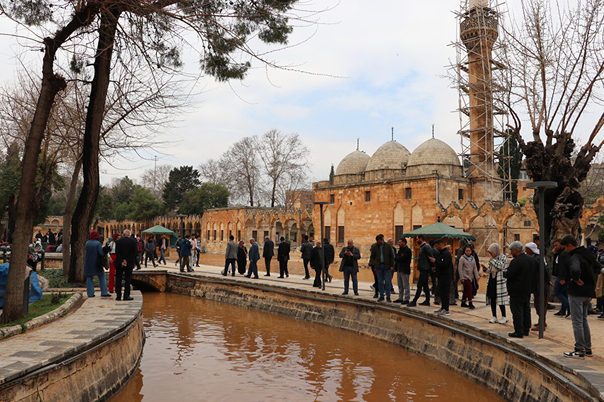 Bu tür durumun depremde de meydana geldiğini, yaklaşık 10 gün sonra bütün balıkların ortaya çıktığını hatırlatan Kılıç, şöyle devam etti:<br><br>"Çamur yükü depremde de meydana gelmişti. Bunda da bir hafta 10 güne kadar herhangi bir sıkıntı olmazsa normale döner diye düşünüyoruz. Her an bu olayın başındayız ekiple birlikte. Yaklaşık 10 kişiden oluşan teknik ekibiz. Burada hem anlık olarak sahada takip ediyoruz hem laboratuvar ortamında analizlerini yapıyoruz hem de görüntü açısından olumsuzlukları takip altında tutuyoruz. Depremde de aynısı olmuştu bir ay önce onda da söylemiştik. Herkes dedi ki 'balıklar kayboldu, yok oldu, gittiler' ama o stres ortamı bittikten sonra bulanıklık açıldıktan sonra herkes balıkları görmeye başladı. Aynı şekilde bu süreç bir hafta 10 gün, 15 gün sürecek o zaman yine görürüz inşallah o güzel günleri birlikte. Havalar açılınca da güneş ortaya çıkınca görünümleri daha fazla ortaya çıkacak."<br>