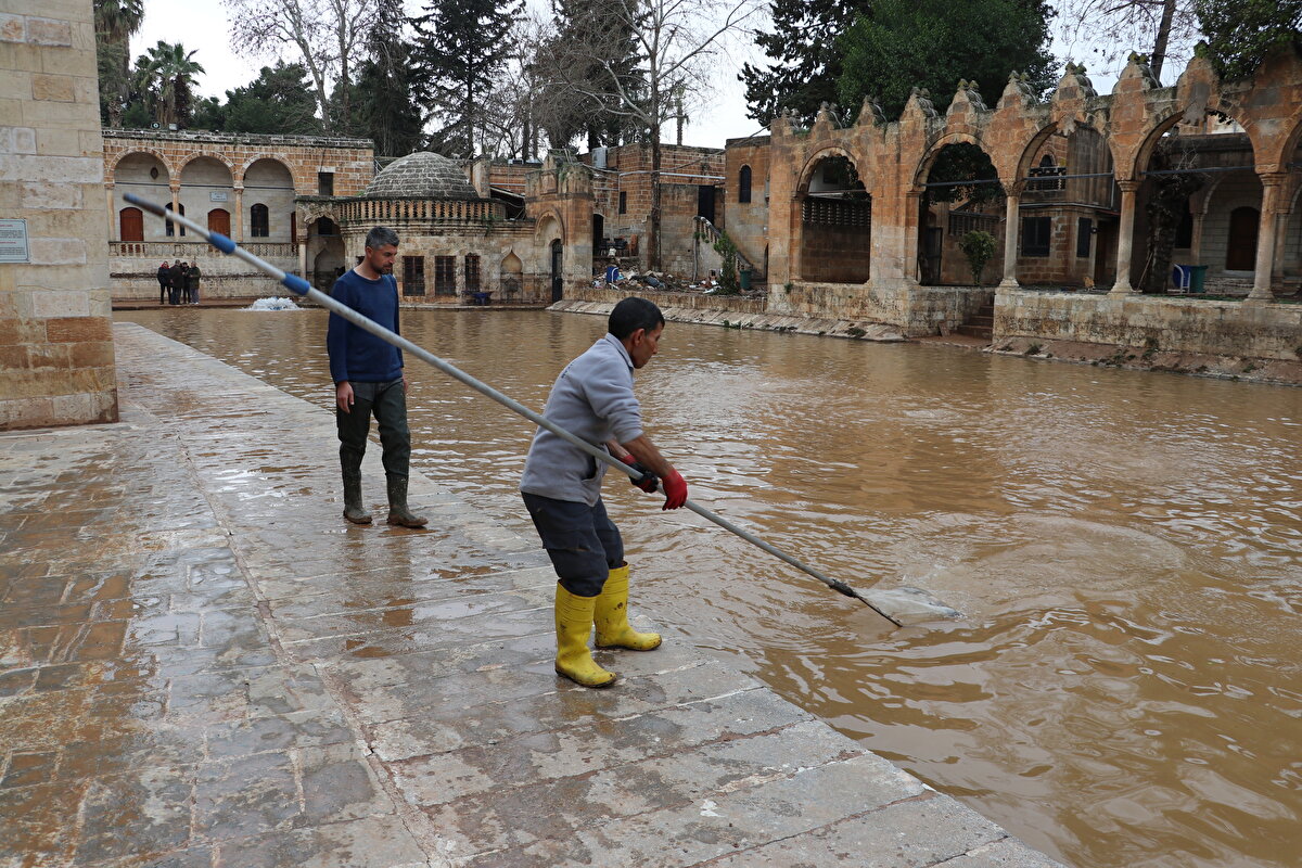 Balıklıgölü görmek için bölgeye gelen vatandaşlardan Mahmut Durgun da önceki gün akşamdan başlayan yağmurun sel oluşmasına sebep olduğunu hatırlattı.<br><br>Şanlıurfa'da bugüne kadar böyle bir yağmur görmediklerine dikkati çeken Durgun, "Burada çok can kaybımız oldu, maddi anlamda birçok araba zarar gördü, otoparklar su altında kaldı. Alt geçitlerimiz su altında kaldı, insanlarımız zarar gördü, canımız yandı. Bu depremin üzerine bu sel felaketinin gelmesi tabi ki insanları daha çok üzdü, psikolojik olarak etkilendiler hepsi. Burada da Balıklıgöl dün burası tamamen su altındaymış. Biz de merak ettik, bugün gelip Balıklıgöl'ü görelim, balıklarımıza bakalım dedik. Elhamdülillah balıklarımız yaşıyor." dedi.<br>