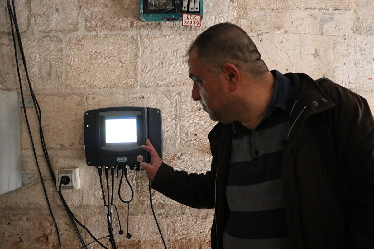 Yem atınca balıklar görünüyor<br><br>Öte yandan Şanlıurfa Doğa Kuruma ve Milli Parklar ekipleri de Balıklıgöl'de incelemelerde bulundu, analiz için sudan numuneler aldı.