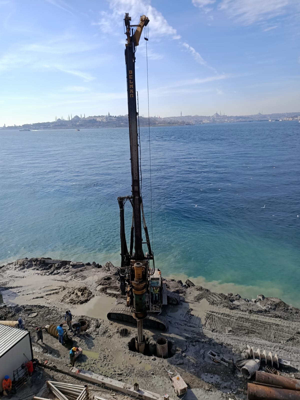 ÇALIŞMALARDA SON DURUM<br>Kulede son olarak kubbe ahşap imalatları tamamlandı, kubbe görüntüsü aslına uygun olarak yeniden ortaya çıkarıldı. Kaplama ve sonlandırma aşamasına geçildi.<br><br>Tarihi yığma duvarlardaki güçlendirme çalışmaları tamamlandı. İmalatları tamamlanan kale duvarlarında iskele sökümleri gerçekleştiriliyor.