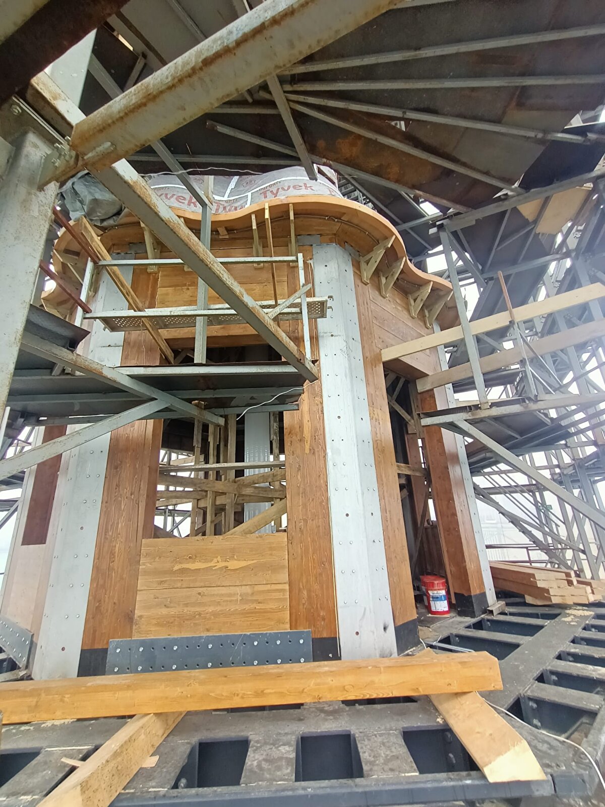 Ada sınırları hizasında ortalama 24 metre derinlikteki ana kayaca ankre çelik-betonarme bütünleşik kazık imalatı yapılmakta. Böylece yapının etrafı olası sarsıntılara, zemin kaymalarına ve diğer oluşabilecek tehlikelere karşı güçlendiriliyor.<br><br>Ada bünyesinde gerçekleşen tahkim güçlendirme ve kule-kale mahallerindeki diğer imalatlar koordineli olarak devam ediyor.<br><br>Süreç boyunca kimyasal analizler, georadar görüntüleme sistemleri ve lazer tarayıcılar gibi bugünün teknolojisiyle her türlü imkan yapının korunması için kullanılıyor.