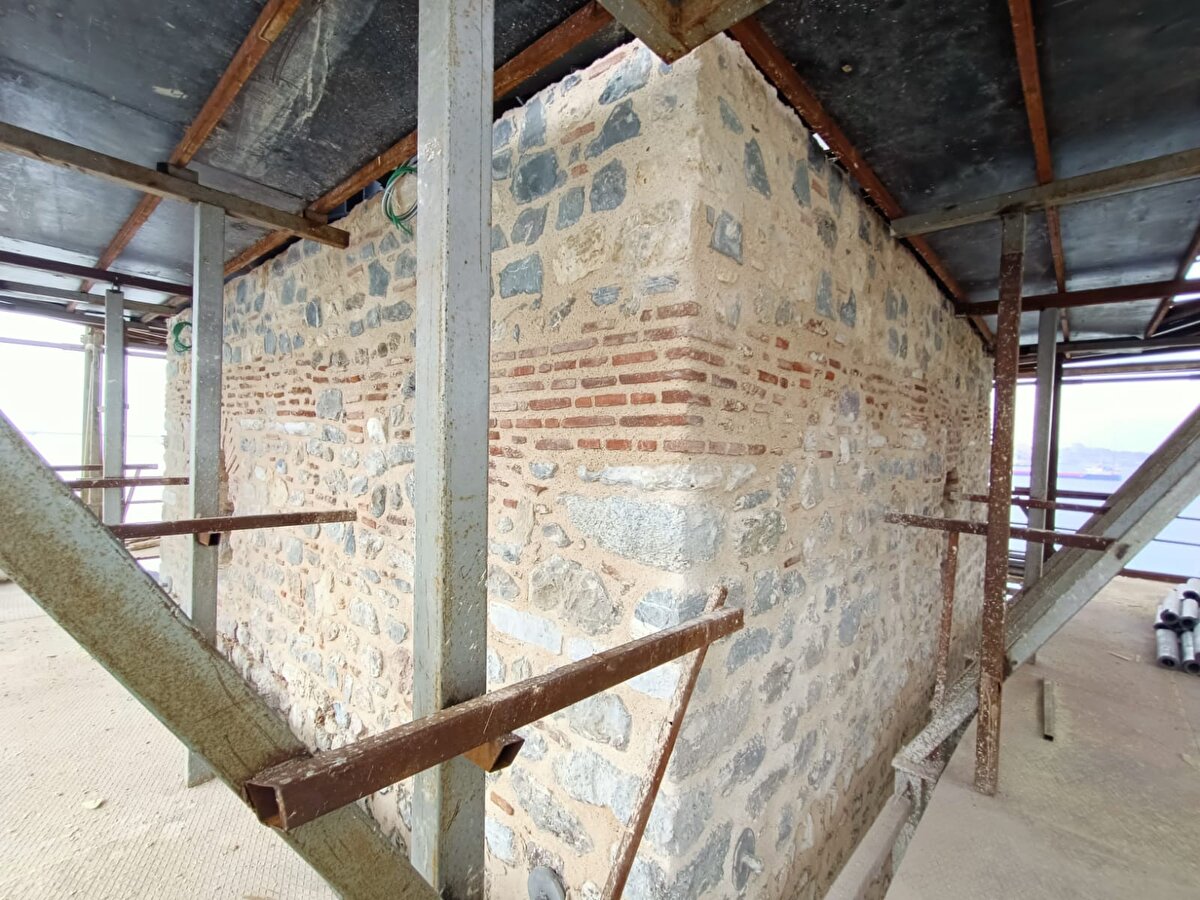 Kulede ayrıca hatalı statik yüklemelerden kaynaklanan boşluklar enjeksiyon sistemle doldurularak yapı tekrar depreme dayanıklı hale getirilecek.<br><br>Açılışın ardından müze kartının geçerli olacağı Kız Kulesi'nde İstanbul'un güzellikleri panoramadan gözlemlenebilecek.<br><br>Tüm restorasyon çalışmaları, raporlar ve kulenin tarihçesi belgelerle birlikte "www.kizkulesi.com" adresinden incelenebilir.