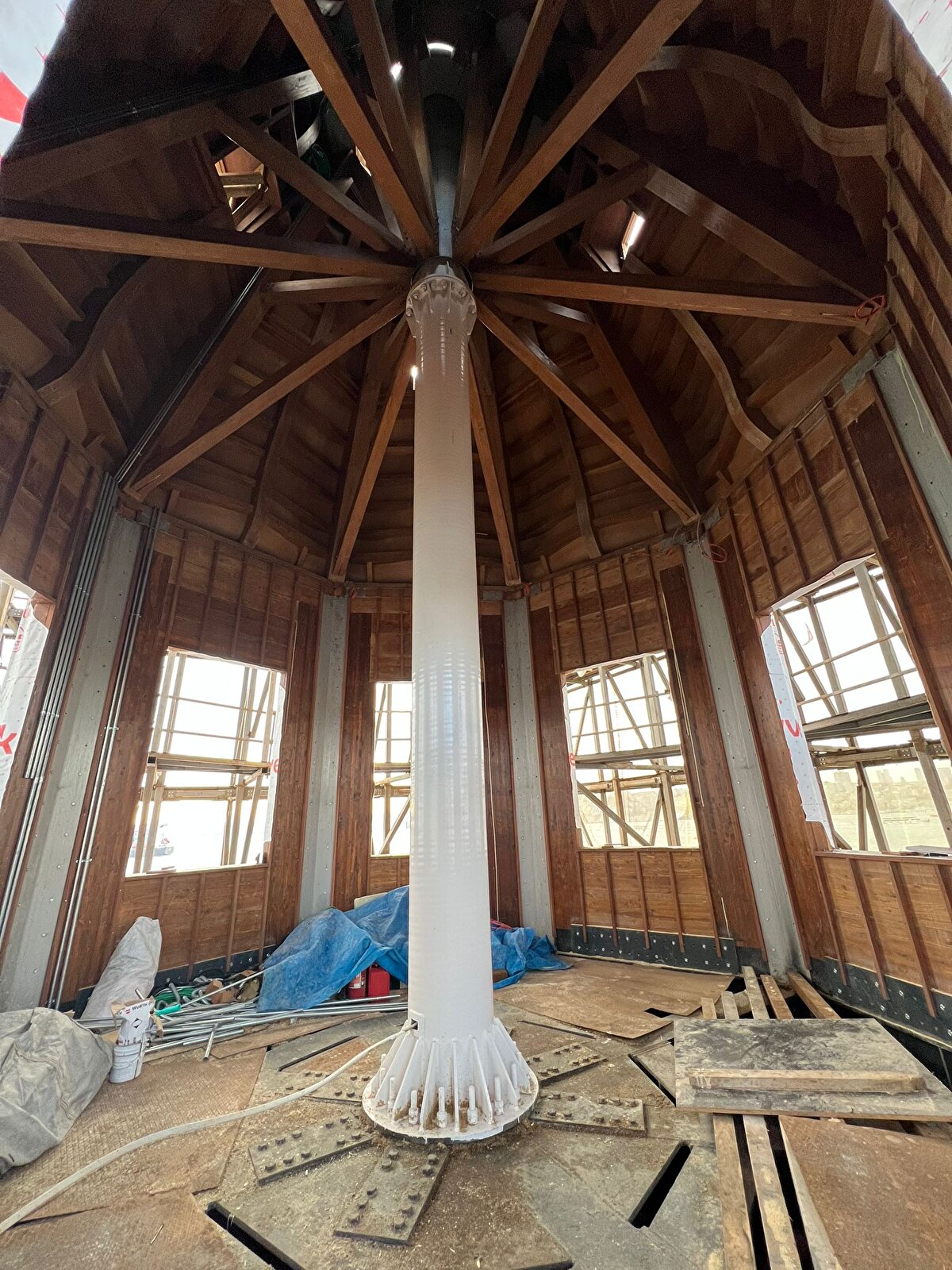 Kulede 1999-2000 yıllarında da 1944 onarımıyla yapılan tüm ilaveler söküldü. Bu söküm sonrasında yapının yıllarca kapalı kalmış mimari özelliklerinin bir kısmı açığa çıkarıldı. Marmara depremi sonrasında da kule çelik kuşakla güçlendirildi.<br><br>Son olarak Bakanlık tarafından yürütülen çalışmalarda yapımında özgün malzeme olarak ahşap kullanılan kulede, farklı statik hesaplara göre kullanılan çimento, beton ve inşaat demiri gibi uygun olmayan malzemeler arındırılıyor.<br><br>Farklı yüzyıllarda farklı görüntüsü olan kule, restorasyon çalışmalarının ardından hakkında bilgi ve belgenin en çok bulunduğu tarih olan 18. yüzyılın sonlarındaki haline kavuşacak.