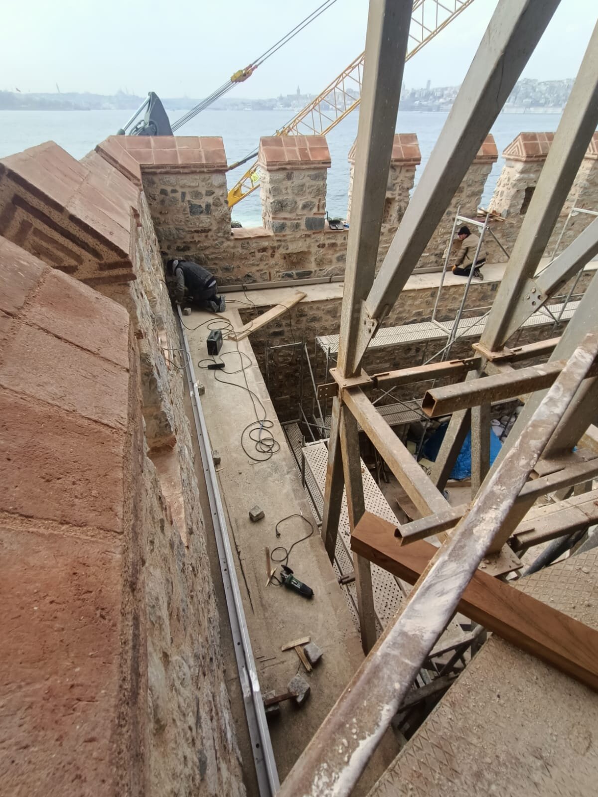 Kulede 1721'de fener inşa edildi. Fenerde yağ kandilinin rüzgarın etkisiyle birlikte tutuşmasından sonra çıkan yangında ahşap yapı yandı. 1725'te şehrin baş mimarı Damat İbrahim Paşa kapsamlı bir onarım gerçekleştirdi.<br><br>