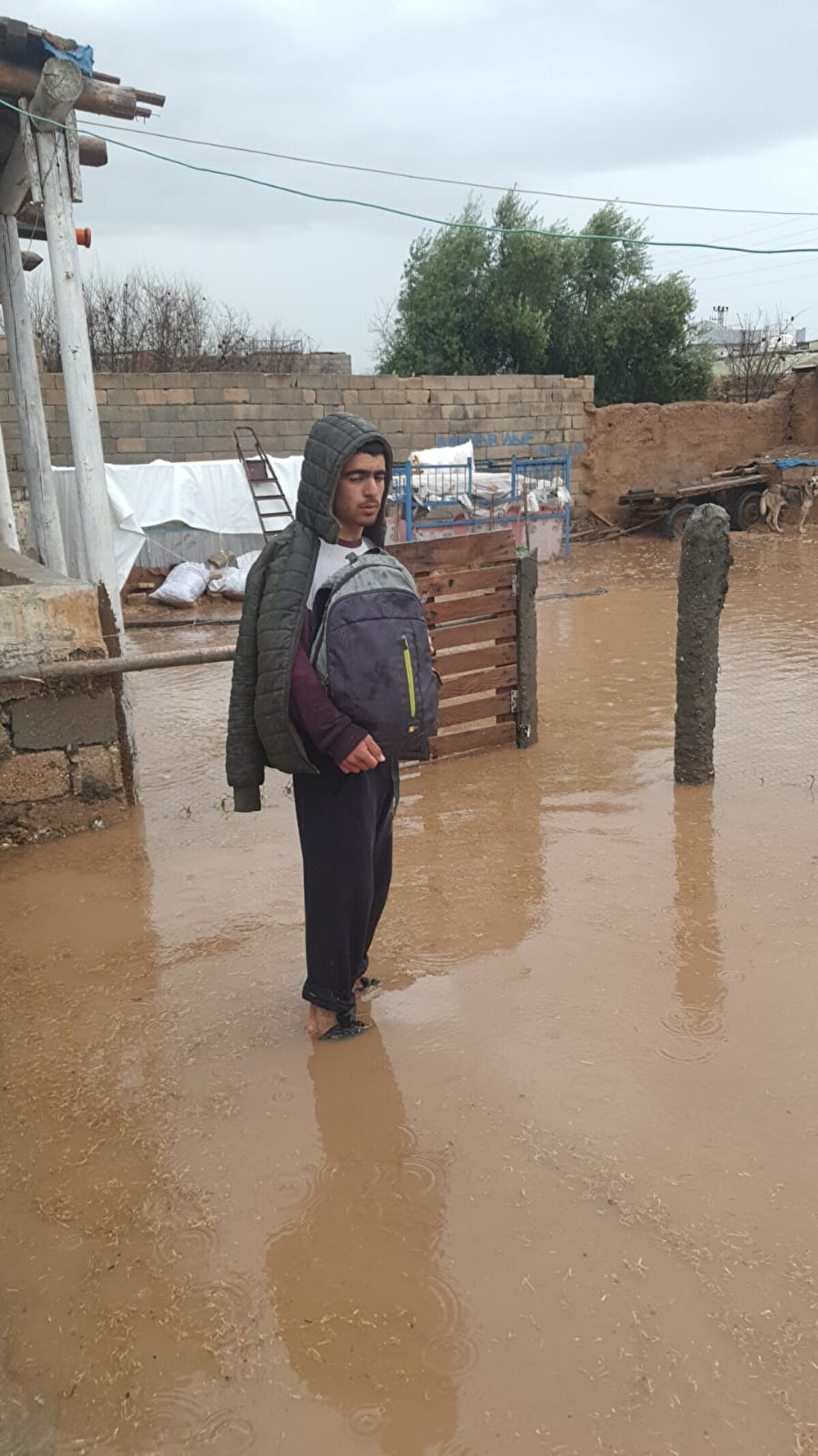 Evlerdeki eşyalar ise kullanılamaz hale geldi. Kırsal Küçükboğaziye Mahallesi İlkokulu'nda sınıflar, suyla birlikte çamur içinde kaldı. Okulun içi ve bahçesi, suyla doldu.