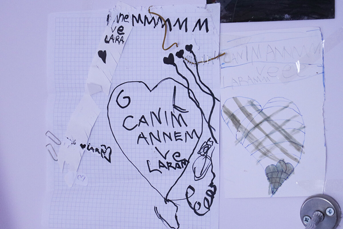 Karasu, kızının içindeki duyguları çizdiği resimlere yansıttığını ifade etti. Son günlerde ailedeki herkesin resimlerini yaptığını belirten Karasu, "Çizdiği resimleri bize bıraktı. Anneannesine, babasına, teyzesine resim bıraktı. Şimdi çizdiği resimleri düşündüğümde, bize vedalaşma resimleri çizmiş. Zaten 6 senelik az bir ömrü varmış, son zamanlarında bize hatıralar bıraktı." dedi.