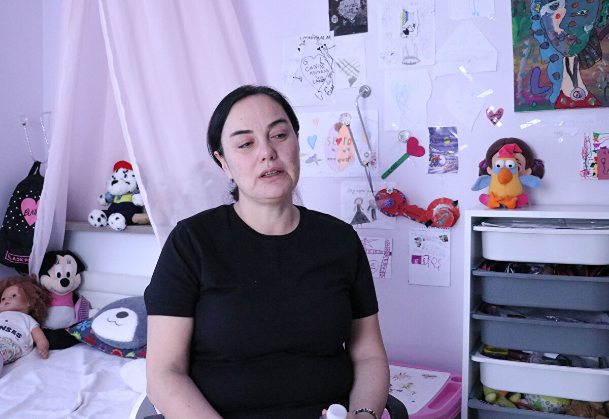 Gamze Karasu, AA muhabirine, her gün ders aralarında kızına atıştırması için yiyecek götürdüğünü ve teneffüslerde onunla görüştüğünü söyledi.<br><br>O gün gittiğinde okul bahçesinde ambulansı gördüğünü ve kızı yanına gelmediği için tedirgin olduğunu belirten Karasu, okula girip hızla üst kata çıktığında ona kalp masajı yapıldığını gördüğünü ancak hastanede yaşamını yitirdiğini ifade etti.<br><br>Kızının cimnastik, satranç ve resim kursuna gittiğini dile getiren Karasu, "Bir gün bana, 'Anne beni dans kursuna gönderir misin?' dedi. Kızım evde taklalar atar, parendeler atardı. Bizimle yemek yedikten sonra bile hemen dans ediyordu. Bir gün telefonu aldığında dans ederken video çekmiş, resim yapmış, Sefo'nun resmini çizmiş. Hep bunların videosunu çekmiş." diye konuştu.