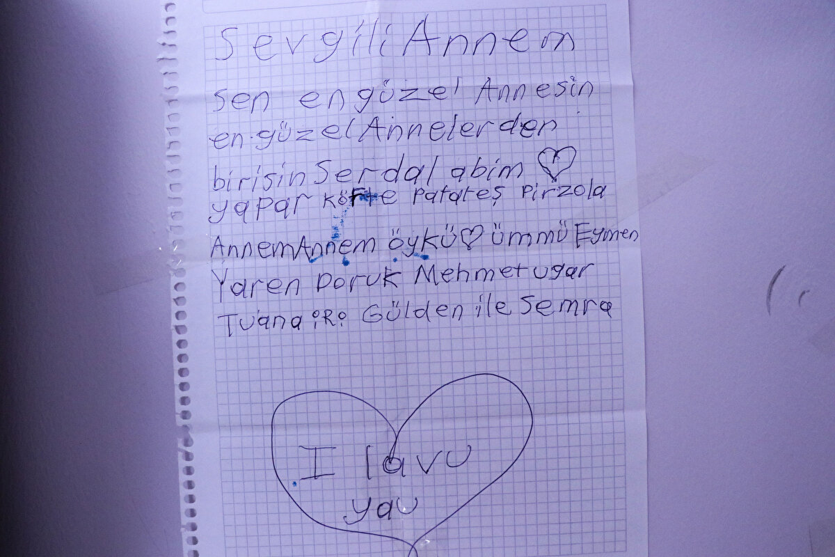 Bu sözünden hareketle, onun için Hatay'da oyun çadırı kurmaya karar verdiklerini anlatan Karasu, şunları kaydetti:<br><br>"Arkadaşlarımız Hatay'da iki bölge tespit etmişler. O bölgede çadır kurup içine oyuncaklar, resimler, boyama kalemleri gibi şeyler koyarak, Lara için hayır olarak yapabileceğimiz, oradaki çocukların eğlenebileceği iki çadır düşünüyoruz. O çadırları ve içindeki oyuncakları önümüzdeki hafta tamamlayıp doğum gününe kadar yetiştirmeyi planlıyoruz. O kadar çok kişi bunun için mücadele etti. Lara, gerçekten o kadar çok insanın vicdanına değdi. Benim 6 yaşındaki kızım insanların vicdanına değdiyse, biz de en azından hala hayatta olabilen, annesi babası olmasa bile nefes alabilen çocuklar için onları gülümsetebilecek bir şey yapmak istiyoruz."