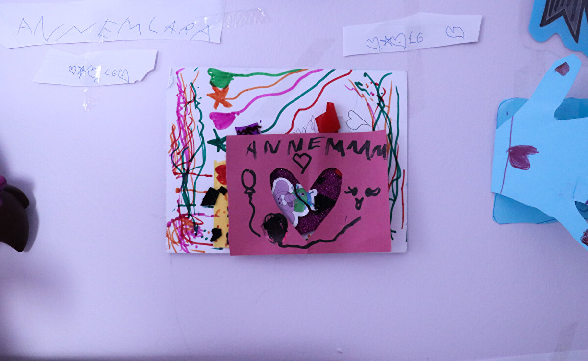 Gamze Karasu, 4 Mart'ta kendisinin 41'inci doğum gününü kutladıkları bilgisini verdi.<br><br>Kızının, o gün akşam geç saatlerde biriktirdiği paralarla babasına pasta ile 4 ve 1 mumları aldırdığını anlatan Karasu, şöyle devam etti:<br><br>"Kendi doğum günü için teyzesi, Lara'ya bileklik gibi bir sürü şey aldı, kutlayıp parti yapacaktık, yapamadık. Yavrum beni daha çok seviyormuş. Benim doğum günümü birlikte kutladık ama biz onun doğum gününü onun sevenleriyle, onun adına, onun yerine, onun gibi sevdiği yürekli küçük çocuklarla kutlayacağız. Bundan sonra Lara'm geri gelmeyecek. Lara gibi çocukların sevgisi bizim gönlümüze sevgi olarak kalacak."<br><br>Karasu, Lara'nın depremde ölen, evsiz kalan çocuklar için çok üzüldüğünü, bir gün televizyonda haberleri izlerken "Anne çocuklar ölmesin bari" dediğini söyledi.