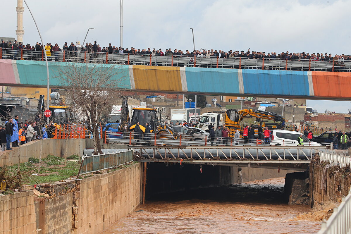 Şanlıurfa Belediyesinden yapılan açıklamada kentin, yakın geçmişin en büyük sel felaketiyle karşı karşıya olduğu belirtildi.<br><br>Açıklamada, "Metrekareye yağan 170 kilogram yağışla birlikte 65 yıldır görülmeyen bir afet geçirdik. Yaralarımızı saracak, mümkün olan en kısa sürede ayağa kalkacağız." denildi.